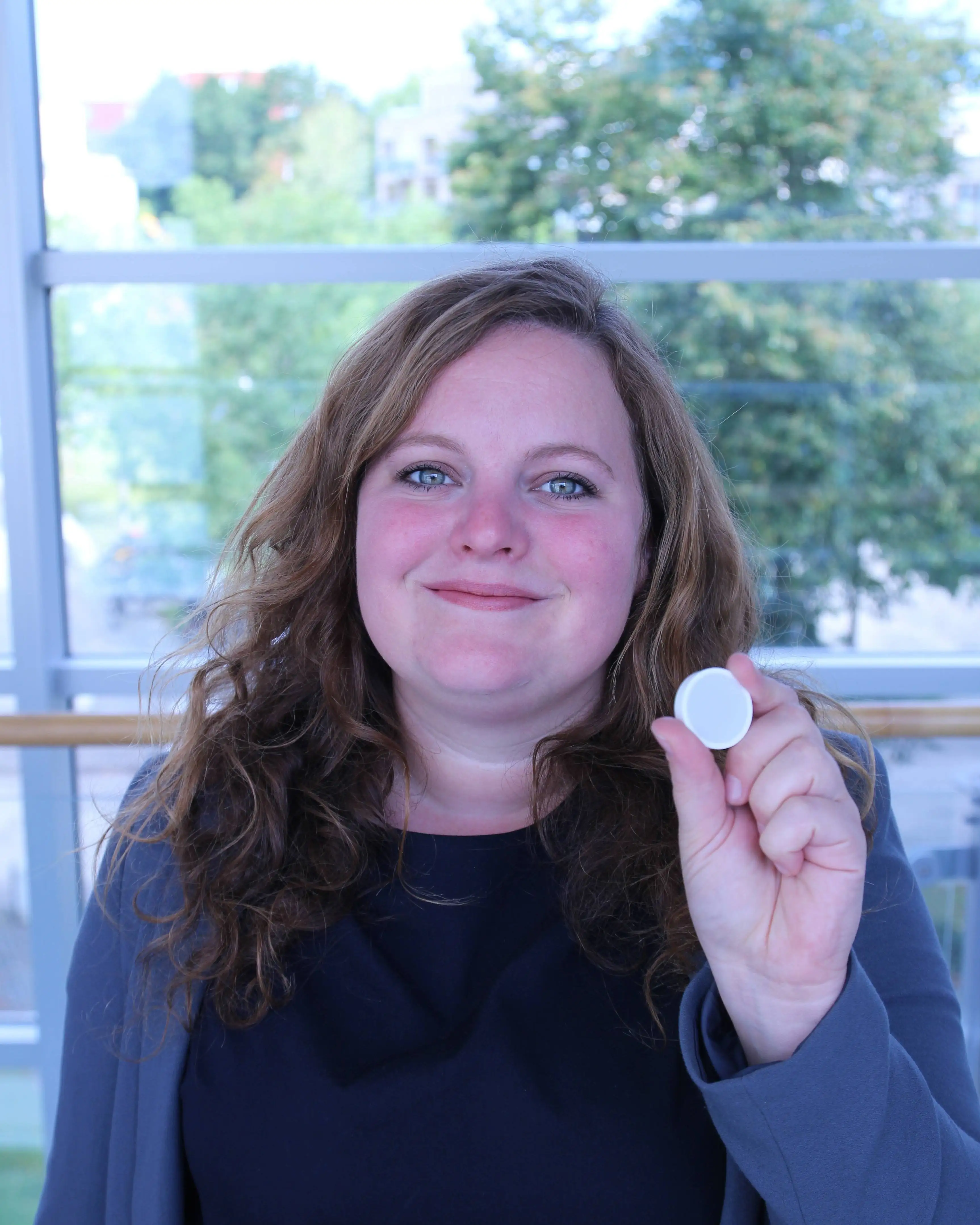 Geschäftsführerin Christina Wittke mit einem Pellet der myStandards GmbH